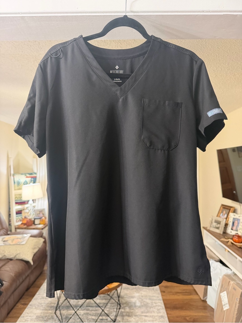 Med Couture Black V-Neck Scrub Top – Women’s Large 🖤